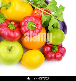 Frutta e verdura isolati su sfondo bianco Foto Stock