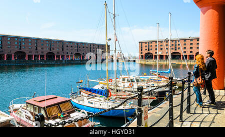 I visitatori a Albert Dock Liverpool Foto Stock