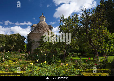 Il parterre di rose e il XVII secolo colombaia in tarda estate entro il giardino murato di Rousham House, Oxfordshire, Inghilterra Foto Stock