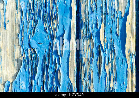 Sbucciatura sulla vernice weathered porta in legno Foto Stock
