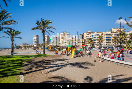 Spagna, Andalusia, provincia di Malaga, Costa del Sol, popolare spiaggia Playamar presso la località mediterranea città di Torremolinos Foto Stock