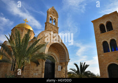 Chiesa ortodossa costruita accanto al fiume Giordano al battesimo sito in Giordania Foto Stock