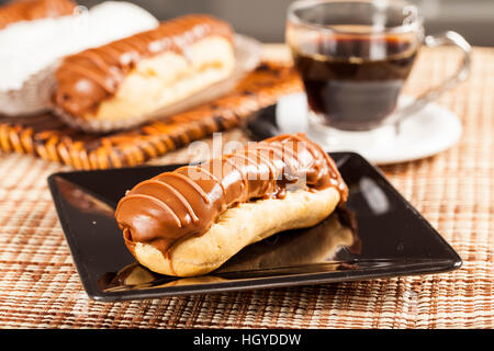 Bomba de cioccolato. Un tradizionale brasiliano eclair. Foto Stock