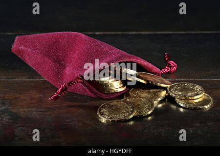 Swiss Vreneli monete d' oro, rustico sfondo di legno Foto Stock