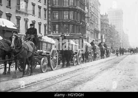 Carri per il karting via la neve dalle strade di New York City, New York, Stati Uniti d'America, Bain News Service, Gennaio 1908 Foto Stock