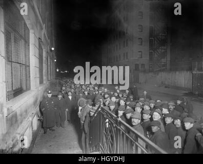 Persone senza dimora in attesa per Porte da aprire, comunali Lodging House, East 25th Street, New York New York, Stati Uniti d'America, Bain News Service, Gennaio 1911 Foto Stock