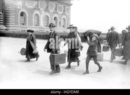 Arrivo di immigrati, Ellis Island, New York, New York, Stati Uniti d'America, Bain News Service, 1920 Foto Stock