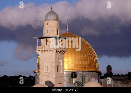 Vista del minareto di Bab al-Silsila del XIV secolo (il Minareto di porta delle catene) sormontato da un balcone ambulatorio, Da cui il muezzino chiede la preghiera uno dei quattro minareti che circondano il Monte del Tempio conosciuto ai Musulmani come Haram esh-Sharif e il composto al Aqsa nella città vecchia di Gerusalemme Est Israele Foto Stock