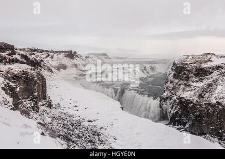 Coperte di neve paesaggio invernale presso le Cascate Gullfoss in Islanda. Foto Stock