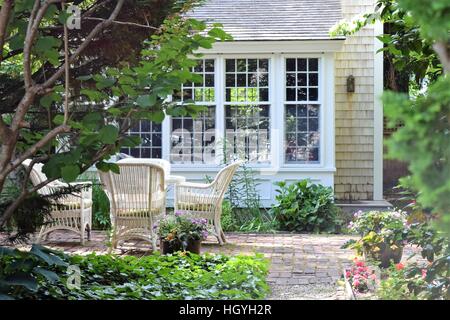 All'aperto uno spazio verde di una nuova Inghilterra stile cape cod home di Martha's Vineyard, Massachusetts, STATI UNITI D'AMERICA Foto Stock