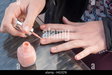 Teen girl mette rosa smalto per unghie Foto Stock