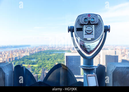 Binocolo contro la piattaforma di osservazione vista. Foto Stock