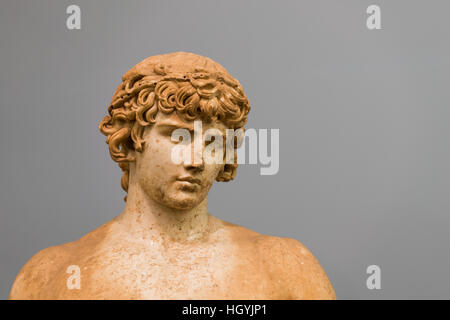 Close up di Antinoos statua nel museo Delphi Foto Stock