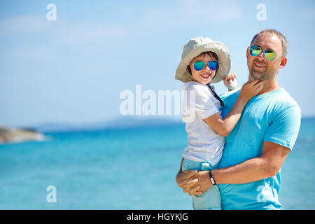 Padre Felice e il suo grazioso piccolo figlio all'aperto Foto Stock