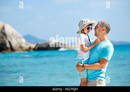 Padre Felice e il suo grazioso piccolo figlio all'aperto Foto Stock