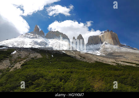 Cuernos del Paine nelle nuvole visto dalla Valle del Frances, Parco Nazionale Torres del Paine, Patagonia, Cile (Torres Del Peine) Foto Stock