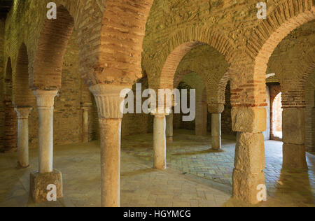 Mattone archi a ferro di cavallo nella moschea di Almonaster La Real,Sierra de Aracena, provincia di Huelva, Andalusia, Spagna Foto Stock