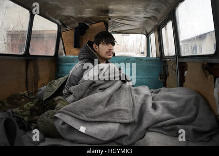 A Belgrado, in Serbia. Il 13 gennaio 2017. migliaia di migranti afghani sono bloccati nella capitale serba, vivono in condizioni disumane con temperature che raggiungono i -20 gradi. © Danilo Balducci/ZUMA filo/Alamy Live News Foto Stock