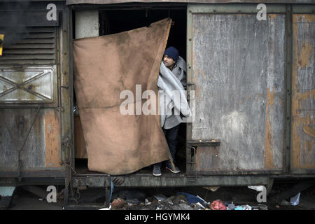 A Belgrado, in Serbia. Il 13 gennaio 2017. migliaia di migranti afghani sono bloccati nella capitale serba, vivono in condizioni disumane con temperature che raggiungono i -20 gradi. © Danilo Balducci/ZUMA filo/Alamy Live News Foto Stock