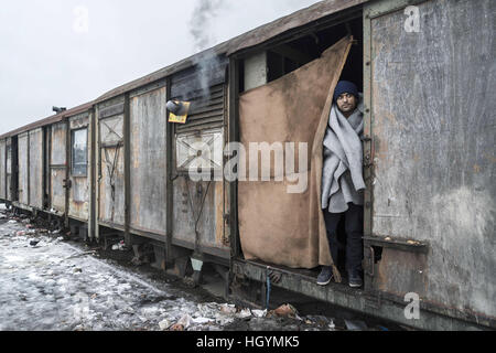 A Belgrado, in Serbia. Il 13 gennaio 2017. migliaia di migranti afghani sono bloccati nella capitale serba, vivono in condizioni disumane con temperature che raggiungono i -20 gradi. © Danilo Balducci/ZUMA filo/Alamy Live News Foto Stock