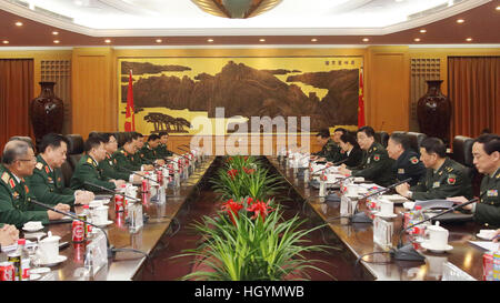 Pechino, Cina. Xiii gen, 2017. Cinese Ministro della difesa Chang Wanquan incontra il ministro vietnamita di ONG per la difesa Xuan Lich a Pechino Capitale della Cina, Gennaio 13, 2017. © Liu Fang/Xinhua/Alamy Live News Foto Stock