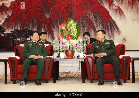 Pechino, Cina. Xiii gen, 2017. Vice Presidente della Cina la Commissione militare centrale Changlong ventola (1R) incontra il ministro vietnamita di ONG per la difesa Xuan Lich (1L) a Pechino, capitale della Cina, Gennaio 13, 2017. © Liu Fang/Xinhua/Alamy Live News Foto Stock