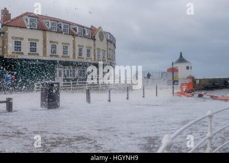 Regno Unito Meteo. Whitby, North Yorkshire, Regno Unito. Il 13 gennaio 2017. Alta venti di nord-est Inghilterra ha causato grandi quantità di schiuma di mare a formare circa la Whitby del porto. Anche se sembra che la neve, ii infatti una schiuma spessa causati dal mare mosso e vento ad alta. Copyright Ian Wray/Alamy Live News Foto Stock