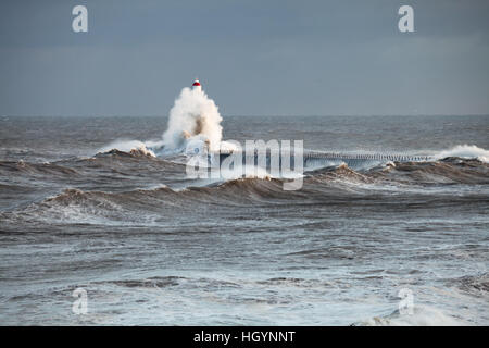 Sunderland, Regno Unito. Xiii gen, 2017. Una combinazione di forte a nord ovest e venti eccezionalmente alta marea ha prodotto grandi onde che si infrangono sul molo a Roker, Sunderland. Credito: Washington Imaging/Alamy Live News Foto Stock