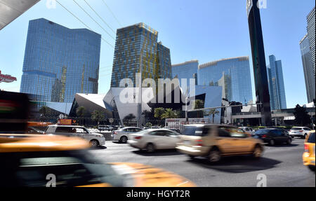 Las Vegas, Nevada, USA. Xviii Mar, 2016. I negozi di cristalli a CityCenter, situato lungo la Strip di Las Vegas è visto Venerdì, Marzo 18, 2016 a Las Vegas, Nevada. Una joint venture tra MGM Resorts International e l'Infinito lo sviluppo mondiale Corp venduto 324.000 piedi quadrati del centro di lusso per circa 1,1 miliardi di dollari per una joint venture guidata da Invesco Real Estate e Simon Property Group nel 2016. © David Becker/ZUMA filo/Alamy Live News Foto Stock