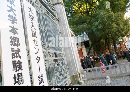 Tokyo, Giappone. Xiv gen, 2017. Una studentessa giapponese arriva a Tokyo University di sedersi università nazionale le prove di ammissione a Tokyo in Giappone. Questo anno 575,966 di alta scuola gli studenti prenderanno il test in 691 centri di prova a livello nazionale nel corso del fine settimana di gennaio 14-15. Credito: Aflo Co. Ltd./Alamy Live News Foto Stock