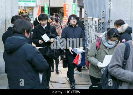 Tokyo, Giappone. Xiv gen, 2017. Una studentessa giapponese arriva a Tokyo University di sedersi università nazionale le prove di ammissione a Tokyo in Giappone. Questo anno 575,966 di alta scuola gli studenti prenderanno il test in 691 centri di prova a livello nazionale nel corso del fine settimana di gennaio 14-15. Credito: Aflo Co. Ltd./Alamy Live News Foto Stock