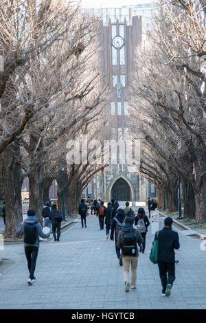 Tokyo, Giappone. Xiv gen, 2017. Una studentessa giapponese arriva a Tokyo University di sedersi università nazionale le prove di ammissione a Tokyo in Giappone. Questo anno 575,966 di alta scuola gli studenti prenderanno il test in 691 centri di prova a livello nazionale nel corso del fine settimana di gennaio 14-15. Credito: Aflo Co. Ltd./Alamy Live News Foto Stock