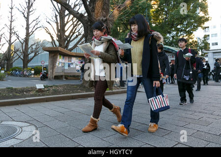 Tokyo, Giappone. Xiv gen, 2017. Una studentessa giapponese arriva a Tokyo University di sedersi università nazionale le prove di ammissione a Tokyo in Giappone. Questo anno 575,966 di alta scuola gli studenti prenderanno il test in 691 centri di prova a livello nazionale nel corso del fine settimana di gennaio 14-15. Credito: Aflo Co. Ltd./Alamy Live News Foto Stock