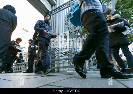 Tokyo, Giappone. Xiv gen, 2017. Una studentessa giapponese arriva a Tokyo University di sedersi università nazionale le prove di ammissione a Tokyo in Giappone. Questo anno 575,966 di alta scuola gli studenti prenderanno il test in 691 centri di prova a livello nazionale nel corso del fine settimana di gennaio 14-15. Credito: Aflo Co. Ltd./Alamy Live News Foto Stock