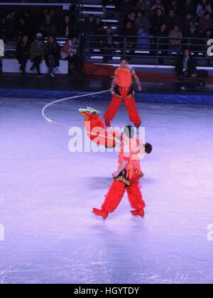 Xining, Cina. Xiii gen, 2017. **Solo uso editoriale. Cina OUT** acrobati eseguire durante le acrobazie di ghiaccio Festival di Primavera di gala in Xining, capitale della Cina nord-occidentale della Provincia di Qinghai. © SIPA Asia/ZUMA filo/Alamy Live News Foto Stock