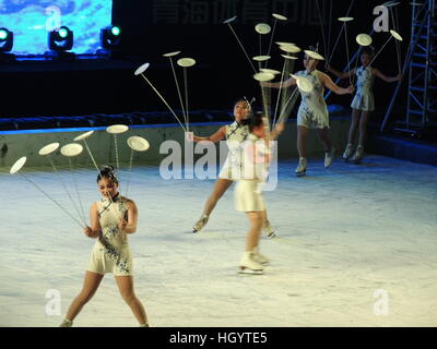 Xining, Cina. Xiii gen, 2017. **Solo uso editoriale. Cina OUT** acrobati eseguire durante le acrobazie di ghiaccio Festival di Primavera di gala in Xining, capitale della Cina nord-occidentale della Provincia di Qinghai. © SIPA Asia/ZUMA filo/Alamy Live News Foto Stock