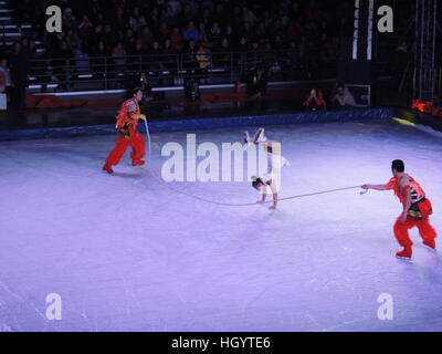 Xining, Cina. Xiii gen, 2017. **Solo uso editoriale. Cina OUT** acrobati eseguire durante le acrobazie di ghiaccio Festival di Primavera di gala in Xining, capitale della Cina nord-occidentale della Provincia di Qinghai. © SIPA Asia/ZUMA filo/Alamy Live News Foto Stock