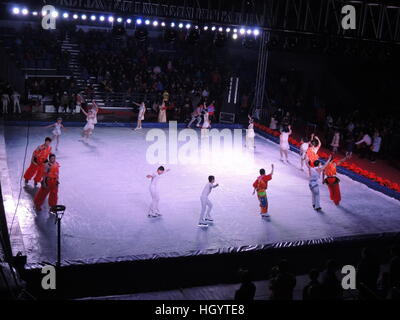 Xining, Cina. Xiii gen, 2017. **Solo uso editoriale. Cina OUT** acrobati eseguire durante le acrobazie di ghiaccio Festival di Primavera di gala in Xining, capitale della Cina nord-occidentale della Provincia di Qinghai. © SIPA Asia/ZUMA filo/Alamy Live News Foto Stock