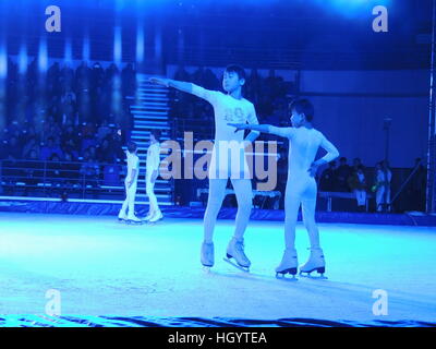 Xining, Cina. Xiii gen, 2017. **Solo uso editoriale. Cina OUT** acrobati eseguire durante le acrobazie di ghiaccio Festival di Primavera di gala in Xining, capitale della Cina nord-occidentale della Provincia di Qinghai. © SIPA Asia/ZUMA filo/Alamy Live News Foto Stock