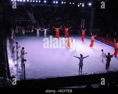 Xining, Cina. Xiii gen, 2017. **Solo uso editoriale. Cina OUT** acrobati eseguire durante le acrobazie di ghiaccio Festival di Primavera di gala in Xining, capitale della Cina nord-occidentale della Provincia di Qinghai. © SIPA Asia/ZUMA filo/Alamy Live News Foto Stock