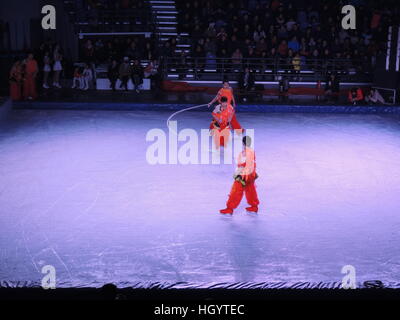 Xining, Cina. Xiii gen, 2017. **Solo uso editoriale. Cina OUT** acrobati eseguire durante le acrobazie di ghiaccio Festival di Primavera di gala in Xining, capitale della Cina nord-occidentale della Provincia di Qinghai. © SIPA Asia/ZUMA filo/Alamy Live News Foto Stock