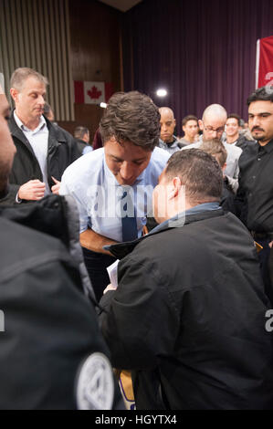 London, Canada, 13 gennaio, 2017. Justin Trudeau, primo ministro del Canada, parla di un recente rifugiato Siriano alla fine di un municipio Q&A nella Alumni Hall di Londra Università di Western Ontario. Londra è stata una delle sue battute di arresto come parte del suo cross-country tour. Credito: Rubens Alarcon/Alamy Live News Foto Stock