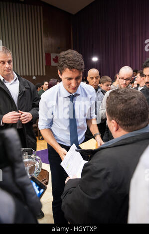 London, Canada, 13 gennaio, 2017. Justin Trudeau, primo ministro del Canada, parla di un recente rifugiato Siriano alla fine di un municipio Q&A nella Alumni Hall di Londra Università di Western Ontario. Londra è stata una delle sue battute di arresto come parte del suo cross-country tour. Credito: Rubens Alarcon/Alamy Live News Foto Stock