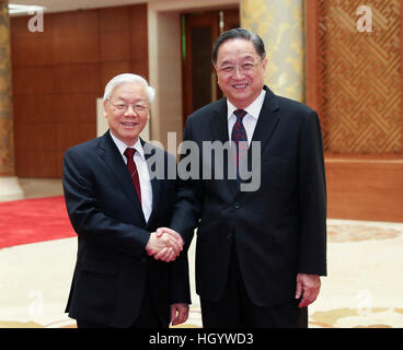 Pechino, Cina. Xiii gen, 2017. Yu Zhengsheng (R), presidente del Comitato nazionale del la Conferenza consultiva politica del popolo cinese, si incontra con il Segretario Generale del Partito comunista del Vietnam Comitato Centrale Nguyen Phu Trong a Pechino Capitale della Cina, Gennaio 13, 2017. © Pang Xinglei/Xinhua/Alamy Live News Foto Stock