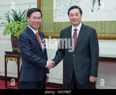 Pechino, Cina. Xiii gen, 2017. Liu Qibao (R), capo del Partito Comunista della Cina Comitato Centrale del reparto di pubblicità, si incontra con il suo omologo del partito comunista del Vietnam (CPV) Vo Van Thuong, a Pechino, capitale della Cina, Gennaio 13, 2017. © cui Xinyu/Xinhua/Alamy Live News Foto Stock