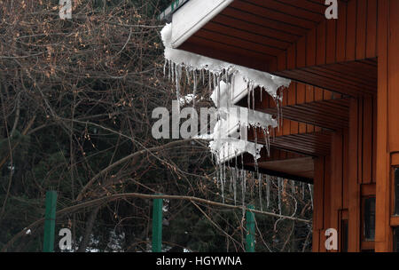 Srinagar, Indiano Kashmir amministrato.14.Gennaio.ghiaccioli pendono da un tetto di una casa a narkura area al di fuori di gonne di srinagar ,ondata di freddo stringe.il sabato come la temperatura minima qui immerso ulteriormente a meno 6.8degree Celsiusrecrding le stagioni più fredde notte finora.©Sofi Suhail/Alamy Live News Foto Stock