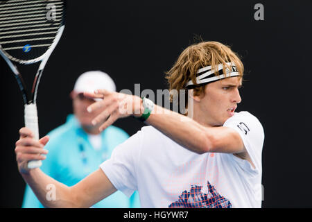 MELBOURNE, Australia - 14 gennaio 2017: Alexander Zverev della Germania durante una sessione di formazione prima di iniziare il 2017 Open di Australia a Melbourne Park a Melbourne, Australia. Credito: Frank Molter/Alamy Live News Foto Stock