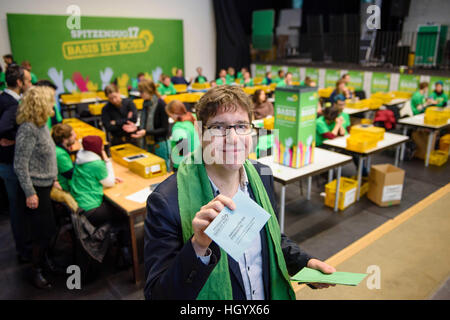 Berlino, Germania. Xiv gen, 2017. Il politico federale presidente del partito dei Verdi/Alleanza 90 Michael Kellner mostra un ballottaggio slittare al conteggio delle schede elettorali per le elezioni primarie del duo leader del Partito Verde/Alleanza 90 per il tedesco elezioni parlamentari nel 2017 a Berlino, Germania, 14 gennaio 2017. Foto: Gregor Fischer/dpa/Alamy Live News Foto Stock