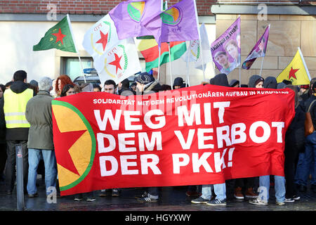 Kiel, Germania. Xiv gen, 2017. I partecipanti di un pro-kurda dimostrazione Tenere banner fino a leggere 'abolire il divieto del Partito dei Lavoratori del Kurdistan (PKK)' in Kiel, Germania, 14 gennaio 2017. Tre persone sono state prese in custodia durante la dimostrazione. Dopo un ora i partecipanti hanno terminato tutta l'evento. Foto: Bodo segna/Bodo segna/dpa/Alamy Live News Foto Stock