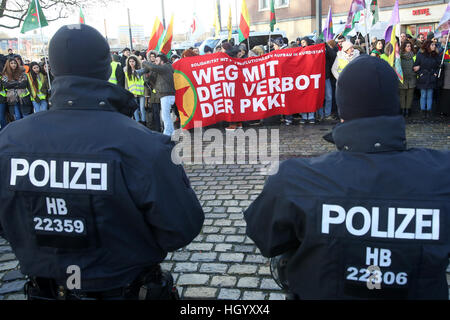 Kiel, Germania. Xiv gen, 2017. I partecipanti di un pro-kurda dimostrazione Tenere banner fino a leggere 'abolire il divieto del Partito dei Lavoratori del Kurdistan (PKK)' in Kiel, Germania, 14 gennaio 2017. Tre persone sono state prese in custodia durante la dimostrazione. Dopo un ora i partecipanti hanno terminato tutta l'evento. Foto: Bodo segna/Bodo segna/dpa/Alamy Live News Foto Stock